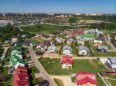 Moskova 'nın banliyölerindeki bir köyde modern düşük katlı evler, Rusya