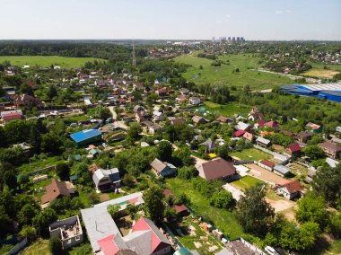 Moskova 'nın banliyölerindeki bir köyde düşük katlı evler, Rusya