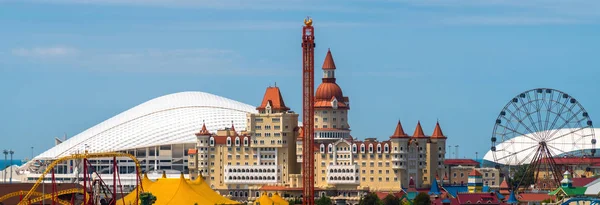 Sotsji, Rusland - 5 juni. 2018. Stad panorama met het hotel Bogatyr en Sochi Park — Stockfoto