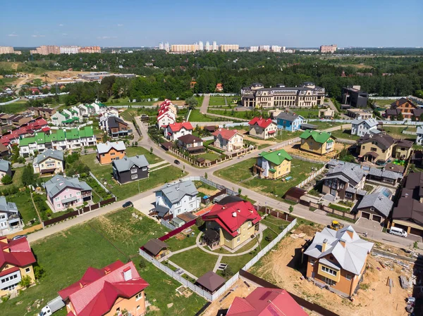 Modernas casas bajas en un pueblo en los suburbios de Moscú, Rusia — Foto de Stock