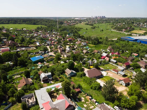 Casas de poca altura en un pueblo en los suburbios de Moscú, Rusia — Foto de Stock