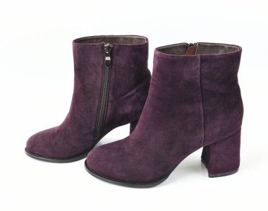 Beyaz arka planda şarap renkli kadın botları.