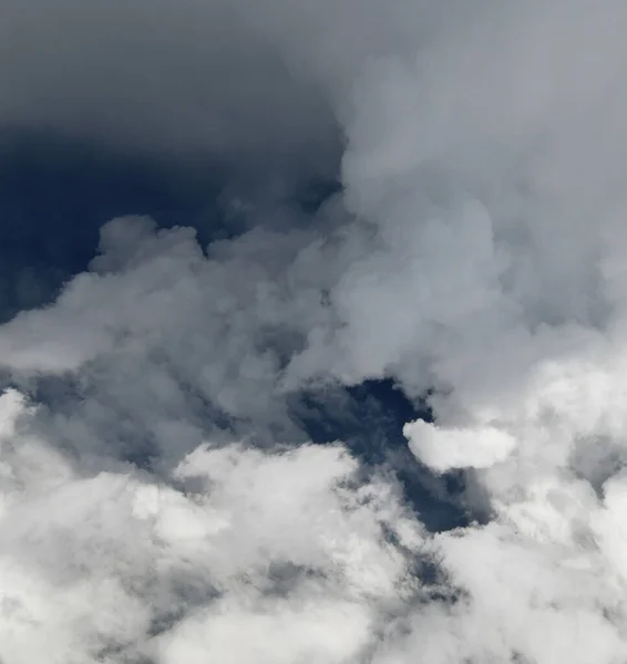 Fragmento Céu Tempestuoso Com Nuvens Brancas — Fotografia de Stock