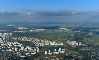 Moskova 'nın Güney Butovo Bölgesine büyük bir tepeden bakın. Rusya