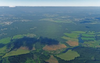 Orta Rusya 'da ormanları ve köyleri olan yüksek bir düzlükten manzaraya bak.