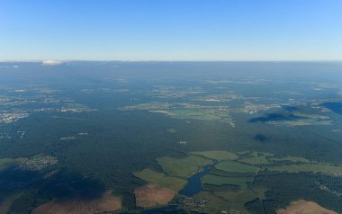 Orta Rusya 'da ormanları ve köyleri olan yüksek bir düzlükten manzaraya bak.