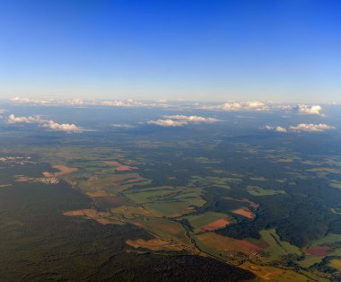 Orta Rusya 'da ormanları ve köyleri olan yüksek bir düzlükten manzaraya bak.