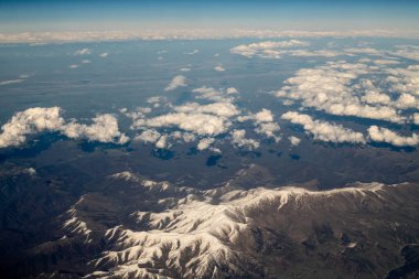 Uçaktan Kafkasya Dağları 'nın tepelerinde karla kaplı bir manzaraya
