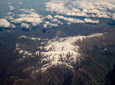 Uçaktan Kafkasya Dağları 'nın tepelerinde karla kaplı bir manzaraya