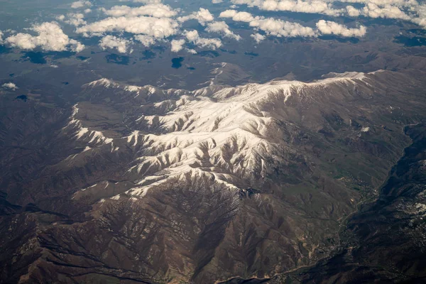从飞机俯瞰高加索山脉的雪峰 — 图库照片