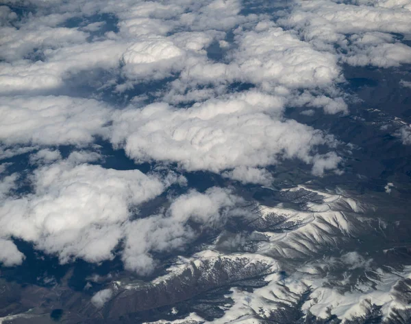 Vista Superior Avião Para Picos Cobertos Neve Montanhas Cáucaso — Fotografia de Stock