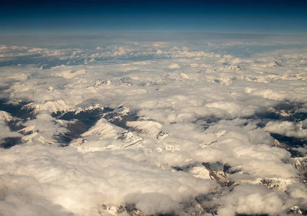 Vista Superior Avião Para Picos Cobertos Neve Montanhas Cáucaso — Fotografia de Stock