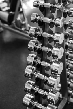 Spor salonunda farklı ağırlıkta halterler.