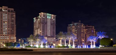 Katar 'ın Doha kentindeki İnci Adası' nda çok katlı binalar.