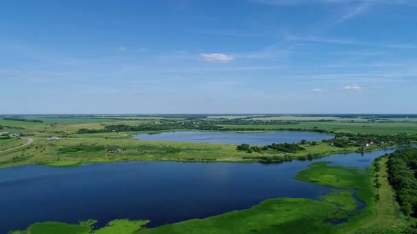 Volando en un avión no tripulado sobre un hermoso estanque en el campo, Rusia — Vídeo de stock