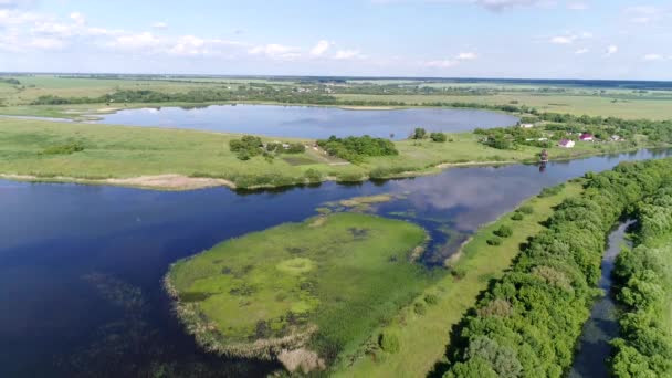 Volando en un avión no tripulado sobre un hermoso estanque en el campo, Rusia — Vídeos de Stock