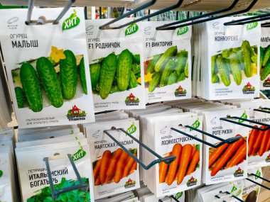 Moskova, Rusya - 15 Şubat. 2020 yılı. Kese kağıdında sebze tohumları mağazada satılıyor..