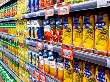 Moskova, Rusya - 19 Şubat. 2020 yılı. Perekrestok mağazasındaki raflarda bir sürü farklı meyve suyu var.