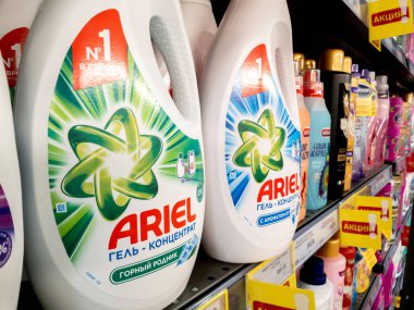 Moskova, Rusya - 23 Şubat. 2020 yılı. Ariel - Selgros Cash and Carry mağazasındaki bir rafta çamaşır yıkamak için jel.