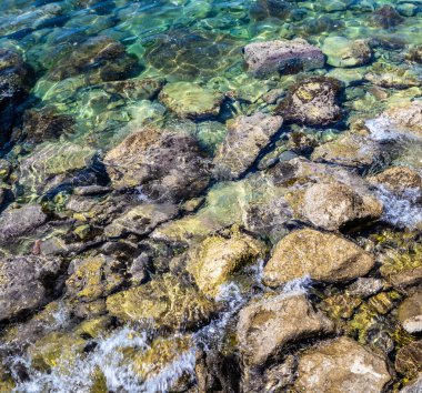 Karadağ açıklarındaki Adriyatik Denizi 'nin kayalık kıyıları