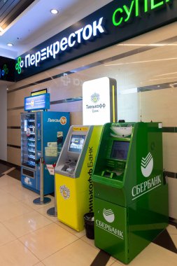 Moskova, Rusya - 4 Mart. 2020 yılı. Zelenograd 'daki Panfilovsky alışveriş merkezinde ATM ve lensomat