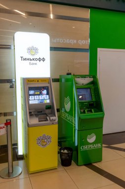 Moskova, Rusya - 4 Mart. 2020 yılı. Zelenograd 'daki Panfilovsky alışveriş merkezindeki Sberbank ve Tinkoff ATM' leri