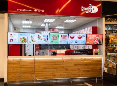 Moskova, Rusya - 4 Mart. 2020 yılı. Sushivesla - Japon ve Pan-Asya mutfağından oluşan federal bir mobil restoran ağı