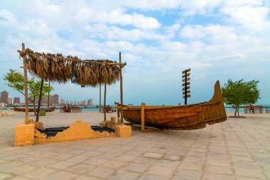 Doha, Katar - 20 numara. 2019. Bir şehir plajında gemiyle yükleme