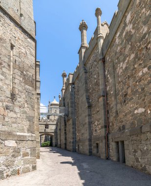 Alupka, Kırım - 6 Temmuz. 2019. Vorontsov Sarayı 'ndaki Shuvalovsky Geçidi - Kont Vorontsov' un eski konutu, şimdi bir müze