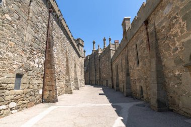 Alupka, Kırım - 6 Temmuz. 2019. Vorontsov Sarayı 'ndaki Shuvalovsky Geçidi - Kont Vorontsov' un eski konutu, şimdi bir müze