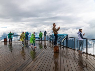Sochi, Rusya - 1 Haziran. 2018. Gözlem güvertesindeki turistler Rose Tepesi 2320 metre yükseklikte.