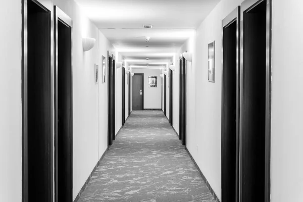 Biały Korytarz Czarnymi Drzwiami Hotelu — Zdjęcie stockowe