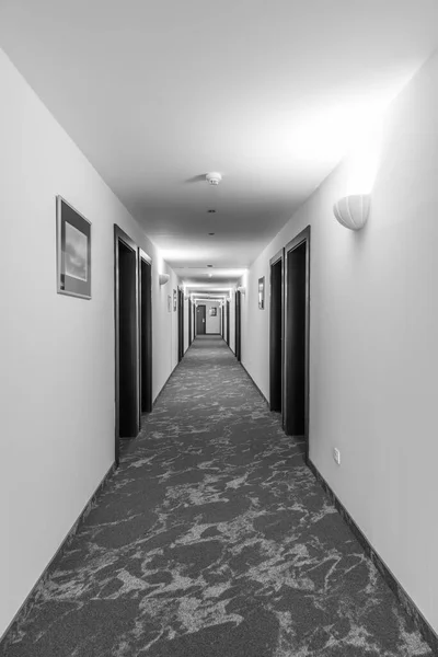 White Corridor Black Doors Hotel — Stock Photo, Image