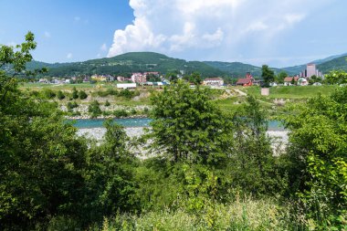 Zabljak, Karadağ - 14 Haziran. 2019. Dağları ve evleri olan kırsal bir yer.