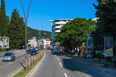 Becici, Karadağ - 10 Haziran. 2019. Adriyatik otoyolu, şehrin ana caddesi.