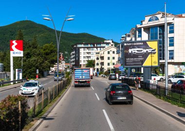 Becici, Karadağ - 10 Haziran. 2019. Adriyatik otoyolu, şehrin ana caddesi.