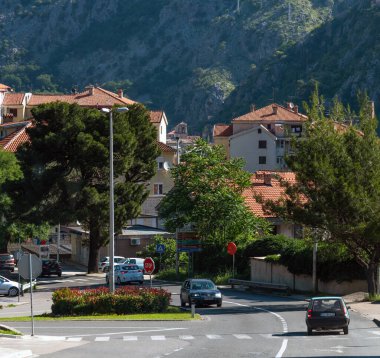 Becici, Karadağ - 10 Haziran. 2019. Adriyatik otoyolu, şehrin ana caddesi.