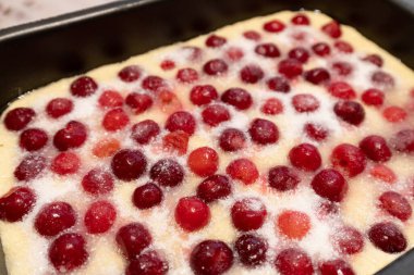 Pişirme masasında çiğ kirazlı turta