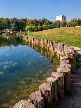 Moskova, Rusya - 15 Eylül. 2018. Timiryazevsky bölgesinde göletli Dubki şehir parkı