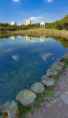 Moskova, Rusya - 15 Eylül. 2018. Timiryazevsky bölgesinde göletli Dubki şehir parkı
