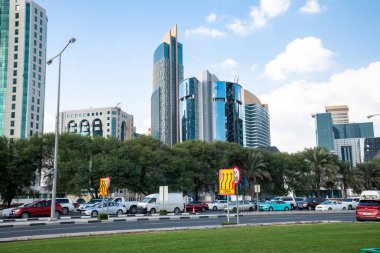 Doha, Katar - 21 Kasım. 2019. Batı Körfezi yakınlarındaki Cornishe caddesinde trafik sıkışık.