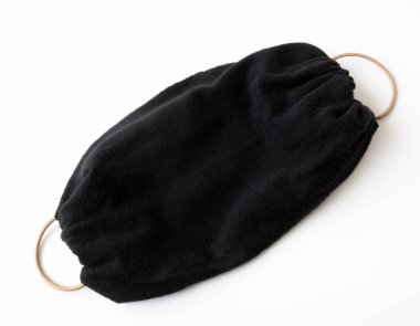 Eczanelerde endüstriyel maske olmaması nedeniyle Covid-19 salgını sırasında elde yapılan siyah maske.