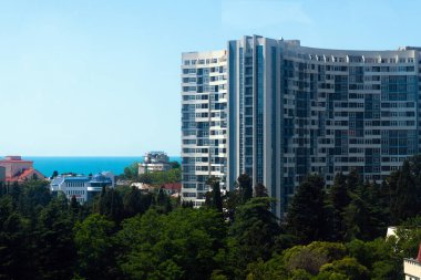 Sochi, Rusya - 5 Haziran. 2018. Karadeniz 'in arka planına karşı çok katlı ev