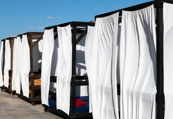 白い布で閉鎖ビーチアーバー クリミア — ストック写真
