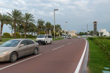 Doha, Katar - 20 numara. 2019. Majlis Al Taawon Caddesi 'nde trafik var.