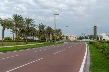 Doha, Katar - 20 numara. 2019. Majlis Al Taawon Sokağı 'nı onardıktan sonra boş.