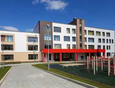 Moskova, Rusya - 1 Mayıs. 2020 yılı. Zelenograd 'da bir oyun kompleksi olan ilköğretim ve ortaöğretim devlet okulu