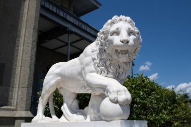 Alupka, Kırım - 10 Temmuz. 2019. Vorontsov Sarayı 'nın güney cephesinin verandasındaki aslan.