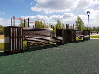 Moskova, Rusya 'da Zelenograd' da fener ve bankları olan güzel bir bulvar.