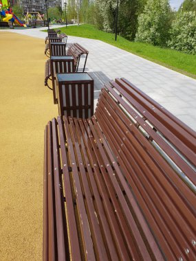 Moskova, Rusya 'da Zelenograd' da ahşap bankları olan güzel bir bulvar.